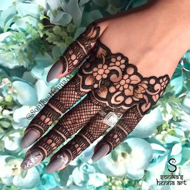 Arabic Finger Mehndi Design